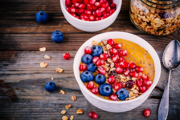 Saudável tigela de smoothie de manga de verão com granola, mirtilos, romã e sementes de chia — Fotografia de Stock