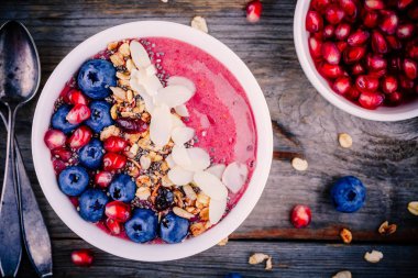 Granola, chia tohum, badem, taze yaban mersini ve nar ile Ahududu güler yüzlü kase