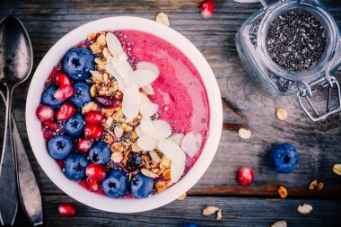 Granola, chia tohum, badem, taze yaban mersini ve nar ile Ahududu güler yüzlü kase