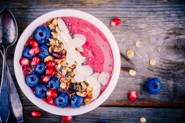 Granola, chia tohum, badem, taze yaban mersini ve nar ile Ahududu güler yüzlü kase