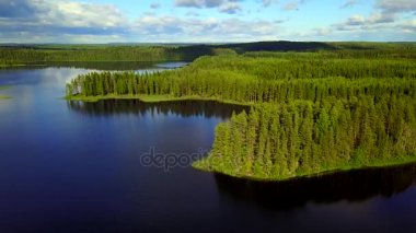 Bir gün sakin yaz gölde güzel Adaları Hava atış. 