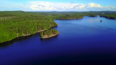 Bir gün sakin yaz gölde güzel Adaları Hava atış. 