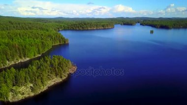 Bir gün sakin yaz gölde güzel Adaları Hava atış. 