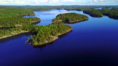 Bir gün sakin yaz gölde güzel Adaları Hava atış. 