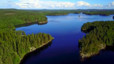 Bir gün sakin yaz gölde güzel Adaları Hava atış. 