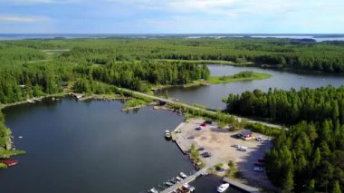 Bir otopark ve bir köprü körfezindeki adalar orman Adaları üzerinde küçük bir marina. 