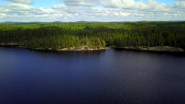 Hava rüzgarlı bulutlu bir günde güzel gölde kadeh. 