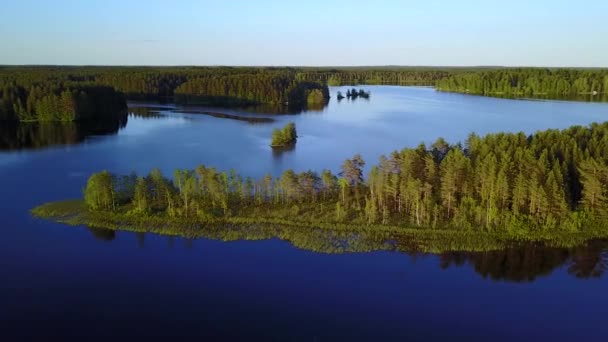 Letecký snímek z krásných ostrovů u jezera na západ slunce. — Stock video