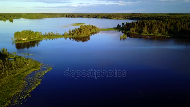 Letecký snímek z krásných ostrovů u jezera na západ slunce. — Stock video