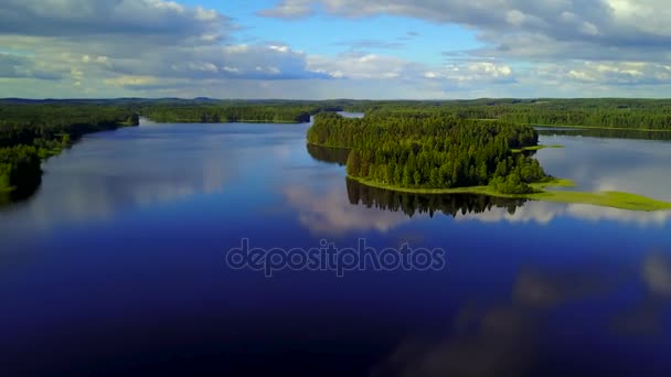 Colpo aereo di belle isole al lago in una tranquilla giornata estiva . — Video Stock