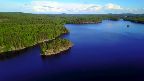 Повітряний знімок красивих островів на озері в спокійний літній день . — стокове відео