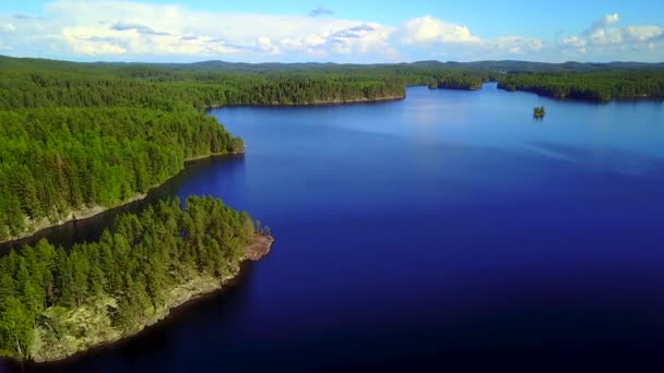 Повітряний знімок красивих островів на озері в спокійний літній день . — стокове відео