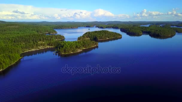 Colpo aereo di belle isole al lago in una tranquilla giornata estiva — Video Stock