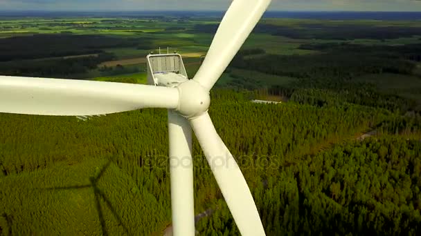 Turbinas eólicas en primer plano en el bosque en un día nublado — Vídeo de stock