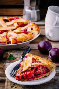 Ev yapımı Erik pasta rustik arka plan üzerinde