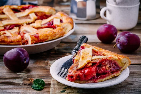 Tarte aux prunes maison sur fond rustique — Photo