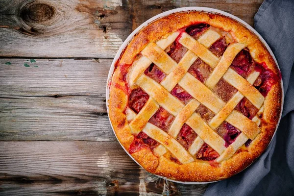 Tarte aux prunes maison sur fond rustique — Photo