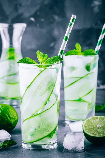 Helado y refrescante desintoxicación pepino de agua y menta —  Fotos de Stock