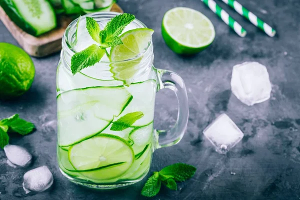 Gelo frio e refrescante desintoxicação pepino de água e hortelã — Fotografia de Stock