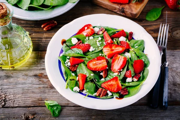 Spinach salad with strawberries, feta cheese, balsamic and pecan nuts — Stock Photo, Image