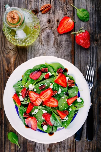 Spinach salad with strawberries, feta cheese, balsamic and pecan nuts — Stock Photo, Image