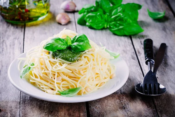Спагетті з домашнім песто соусом, оливковою олією, кедровими горіхами та листям базиліка — стокове фото