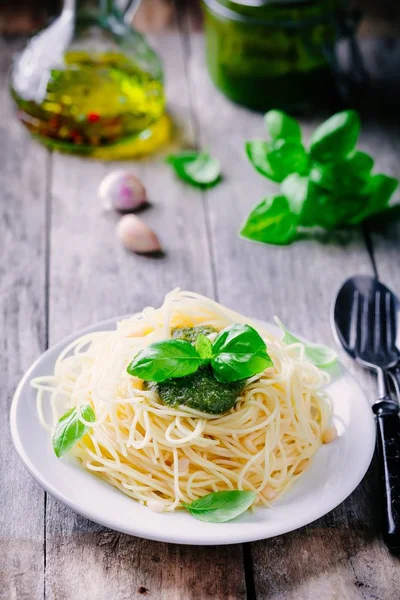 Espaguete com molho de pesto caseiro, azeite, pinhões e folhas de manjericão — Fotografia de Stock