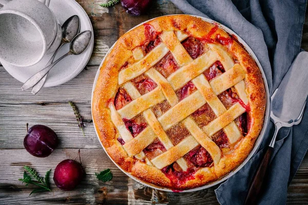 Tarte aux prunes maison sur fond rustique — Photo