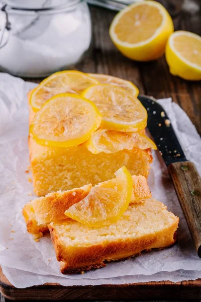 Лимонный пирог с леденцами из лимона . — стоковое фото