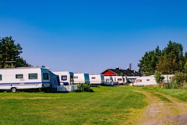 Vida de camping con caravanas en el parque natural —  Fotos de Stock