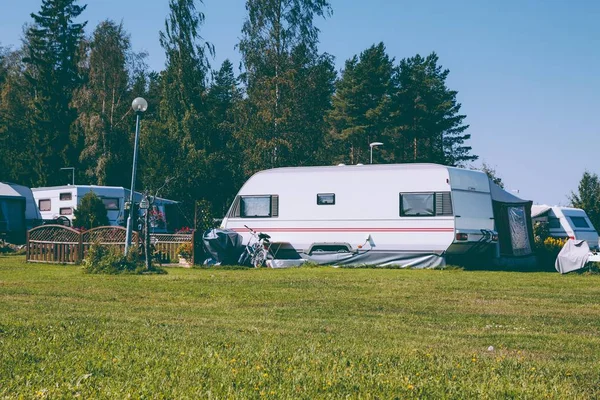 Camping liv med husvagnar i naturen parkerar — Stockfoto
