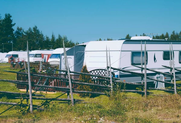 Vida de acampamento com caravanas no parque natural — Fotografia de Stock