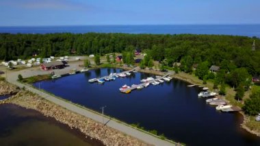 Küçük bir marina Bay adalar orman Adaları. 