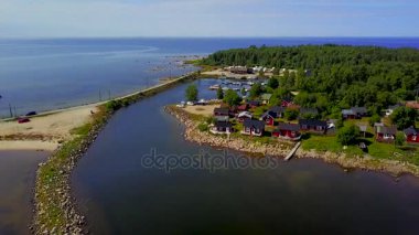 Açık güneşli bir Baltık Denizi kıyısında küçük İskandinav evlerin güzel bir manzara. 