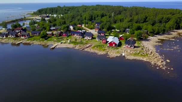 Piękny widok z małych domków skandynawskich na brzegu Morza Bałtyckiego na jasny słoneczny dzień. — Wideo stockowe