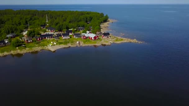 Una hermosa vista de las pequeñas casas escandinavas en la orilla del mar Báltico en un día claro y soleado . — Vídeo de stock