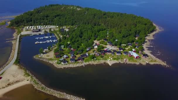 Açık güneşli bir Baltık Denizi kıyısında küçük İskandinav evlerin güzel bir manzara. — Stok video