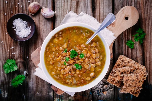 Linssoppa med knäckebröd och persilja — Stockfoto