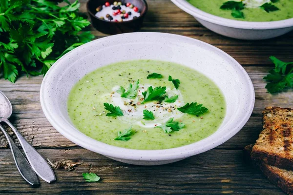 Миска з зеленого кабачкового кремового супу зі свіжою петрушкою — стокове фото