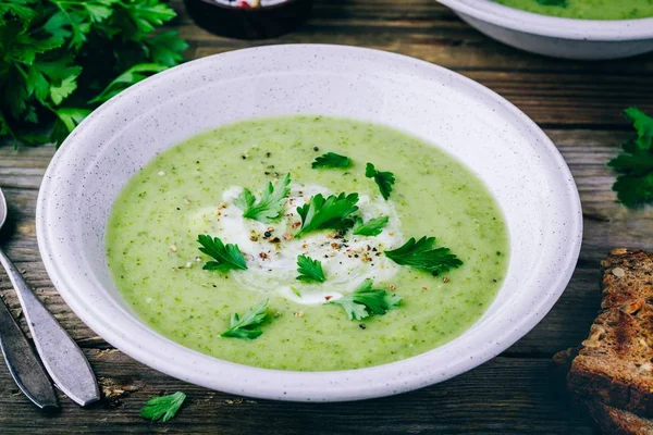 Kom met groene courgette crème soep met verse peterselie — Stockfoto