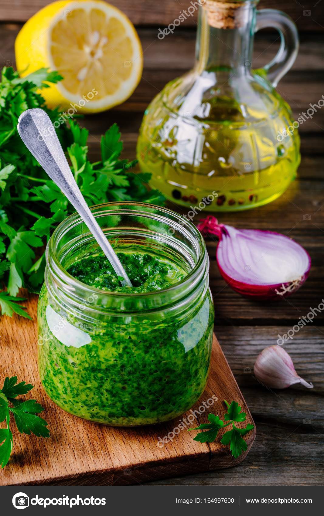Traditionelle grüne Chimichurri-Sauce mit frischer Petersilie, roter ...