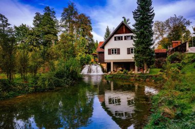  Şelale Korana nehir Kanyon'a Köyü Rastoke. Hırvatistan Slunj 