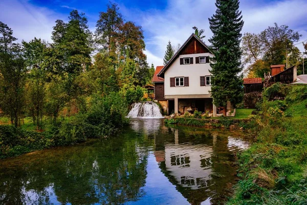  Şelale Korana nehir Kanyon'a Köyü Rastoke. Hırvatistan Slunj 