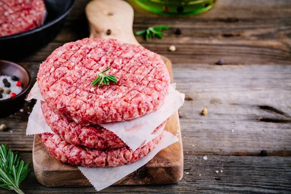 Carne de vaca moída crua Costeletas de bife de hambúrguer — Fotografia de Stock