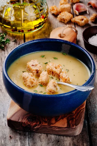 Sup krim buatan sendiri dengan croutons — Stok Foto
