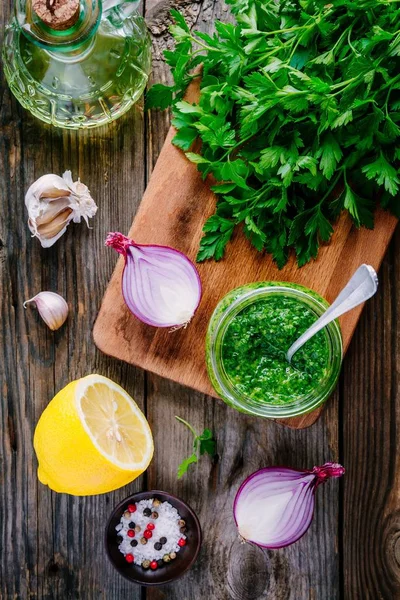 Chimichurri sosu için malzemeler: taze maydanoz, kırmızı soğan, sarımsak, zeytinyağı, limon 