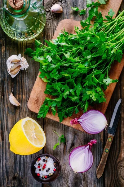 Chimichurri sosu için malzemeler: taze maydanoz, kırmızı soğan, sarımsak, zeytinyağı, limon 