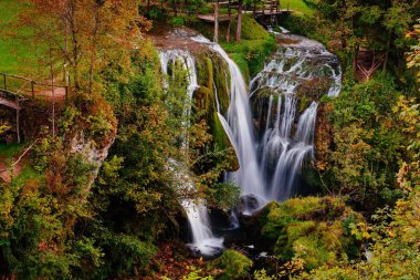  Şelale Korana nehir Kanyon'a Köyü Rastoke. Hırvatistan Slunj 