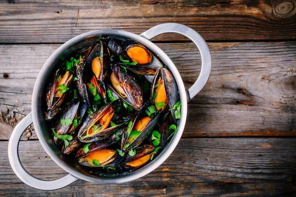 Sos ve maydanozlu lezzetli deniz ürünleri midyeleri. Limon ve baget. Deniz kabuklarında istiridye.  