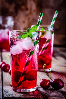 buz cam buz küpleri ve nane ile kiraz kokteyl serinletici